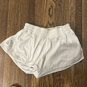White Lulu hotty hot shorts 2.5”